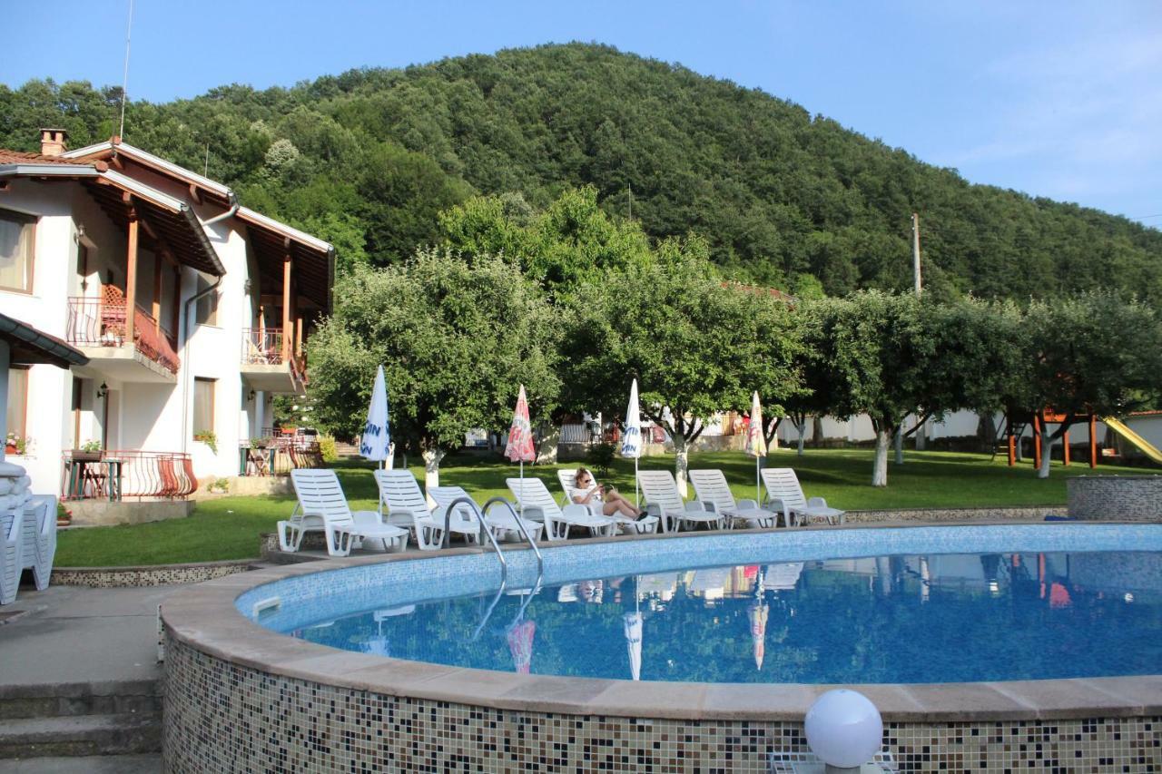 By The River Hotel Complex Balkanets  外观 照片